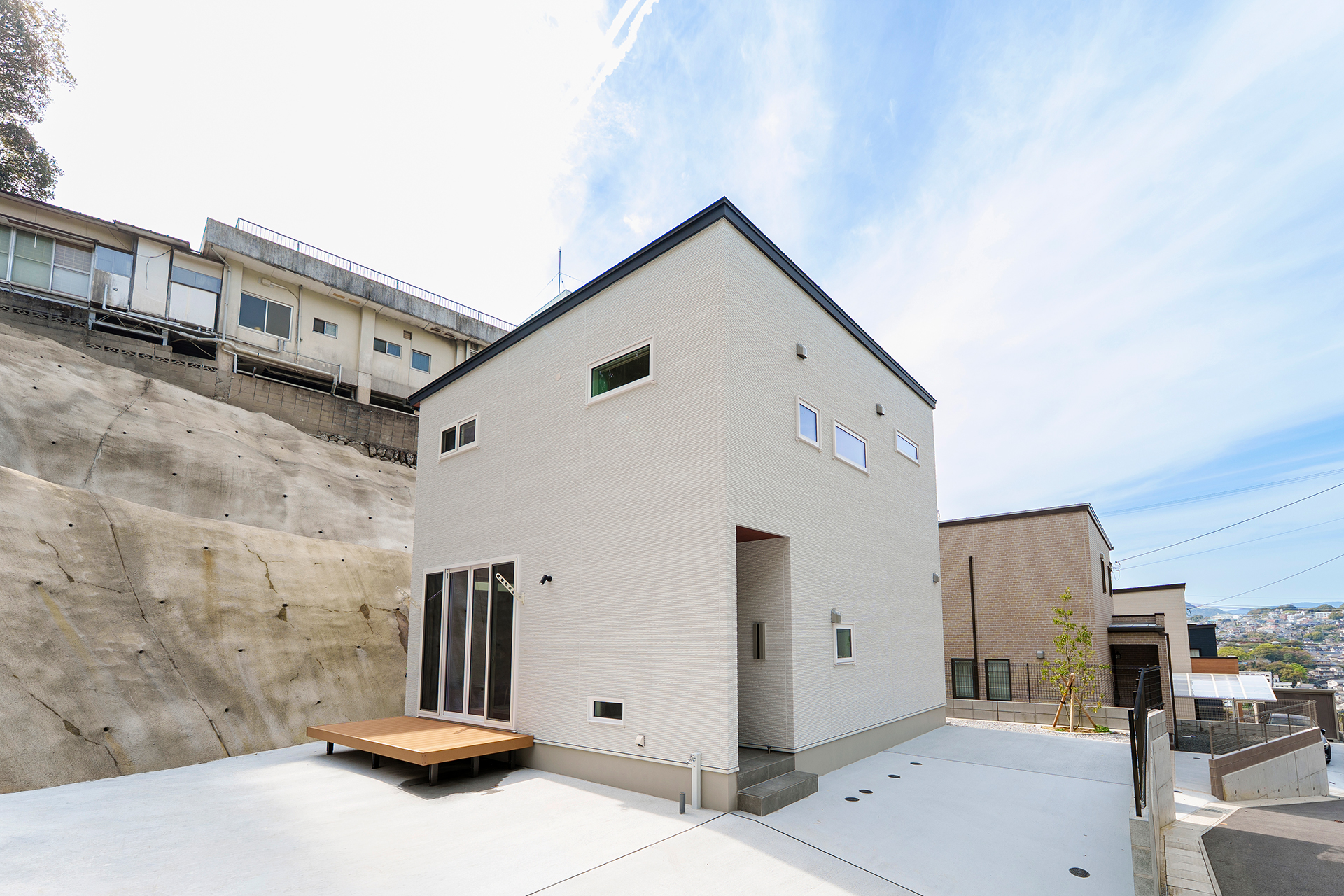 白い新築戸建て